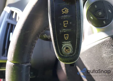 2013 Ford Focus Titanium z USA, uszkodzony, nr VIN 1FADP3N26DL150133